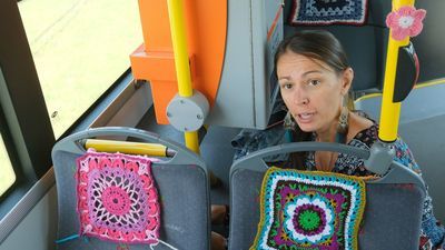 "Bombardowanie włóczką". Trolejbus miękki jak sweterek [zdjęcia]