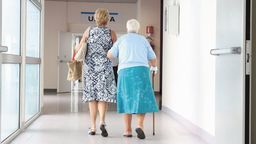 Dużo miejsc rezydenckich jest w dziedzinie chorób wewnętrznych. Brakuje chętnych na tę specjalizację, bo młodych lekarzy nie interesuje perspektywa pracy w oddziale z osobami w podeszłym wieku 