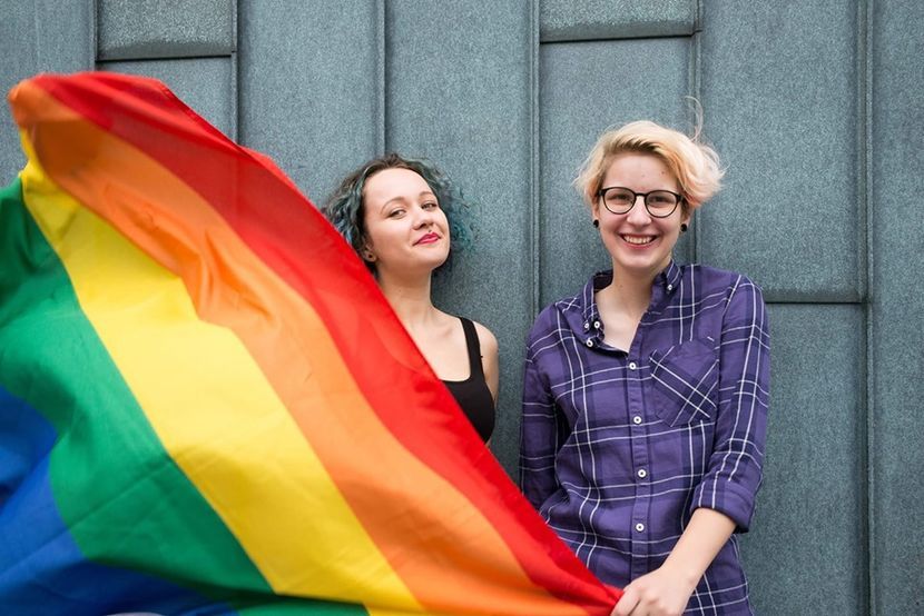 "Chcemy z Anną robić rzeczy i potrzebujemy, żebyście zostały/li naszymi sorosami" (pisowania oryginalna)- zachęcały działaczki LGBT w promującym swoją akcję wpisie na Facebooku