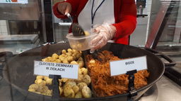 W sklepach sieci Auchan można już pakować produkty do własnych pojemników. Trzeba je tylko wcześniej oznaczyć naklejką u pracowników ochrony
