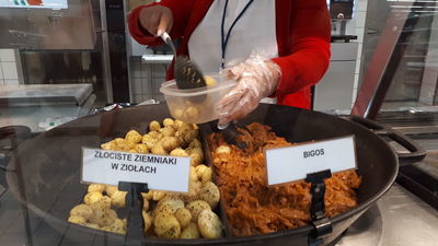 W sklepach sieci Auchan można już pakować produkty do własnych pojemników. Trzeba je tylko wcześniej oznaczyć naklejką u pracowników ochrony
