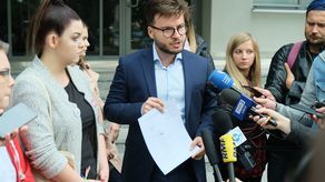 To nie my stanowimy zagrożenie na ulicach miasta, tylko chuligani, którzy rok temu doprowadzili do tego, że niektórzy policjanci wymagali hospitalizacji – tłumaczy Bartosz Staszewski, który zaskarżył decyzję prezydenta Krzysztofa Żuka
