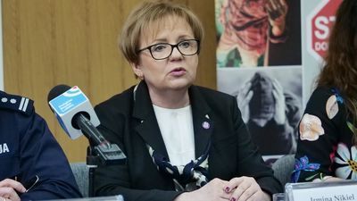 Pracownicy zarzucają szefowej sanepidu "uprawianie polityki". Baner z wojewodą na balkonie