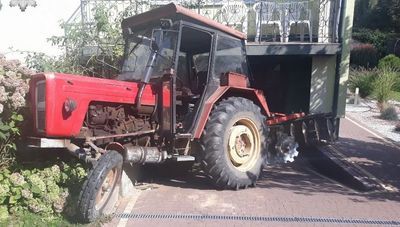 Kompletnie pijany mężczyzna wjechał ciągnikiem w dom sąsiada