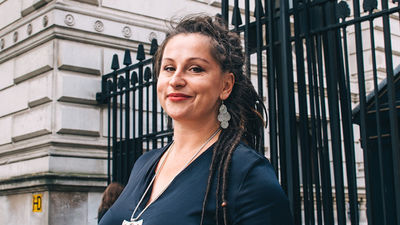 Jasność nas oślepia. Rozmowa z Mają Wolny, autorką bestsellerów