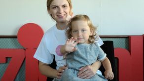 Przypadek Wiktorii jest jedynym tego typu w Polsce. Femoral Facial Syndrome to bardzo rzadka choroba. U Wiktorii objawia się zespołem wad, głównie o podłożu ortopedycznym. Wiki ma dysplazję obu kości udowych. Są zdeformowane i nienaturalnie wygięte - opowiada Agnieszka Dyś, mama Wiktorii