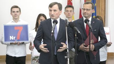 Za ministrami stali młodzi ludzie w koszulkach z logo PiS i numerem Romanowskiego na liście wyborczej