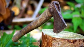 Żołnierz zaatakował ciężarną żonę siekierą. Dziecko nie żyje