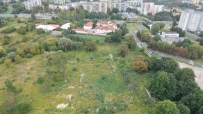 Najwyższe bloki, nawet 26-metrowe, mogą stanąć przy chodniku ciągnącym się wzdłuż działki po szkielecie