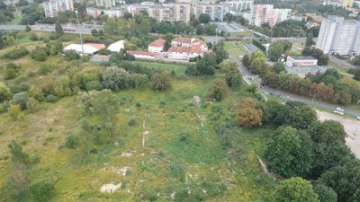 Najwyższe bloki, nawet 26-metrowe, mogą stanąć przy chodniku ciągnącym się wzdłuż działki po szkielecie