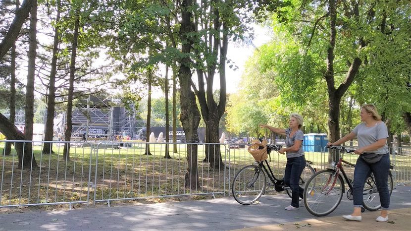 Mieszkanki Chełma z zainteresowaniem doglądają budowy sceny