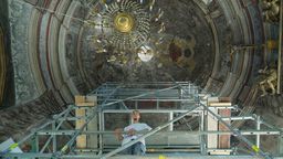 Renowacja jednak malowidła na tamburze zajmie około dwóch miesięcy. - Malowidło najpierw należy oczyścić, uzupełnić ubytki, wykonać konieczne prace estetyczne, a na koniec zabezpieczyć odrestaurowany fragment - wylicza Gustaw Bołdok