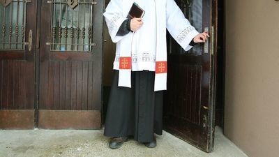 Ksiądz mówi o polityce, a wierni wychodzą z kościoła i nie dają pieniędzy na tacę