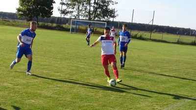 Piłkarze Sokoła Konopnica (białe stroje) po siedmiu kolejkach mają na swoim koncie 10 punktów
