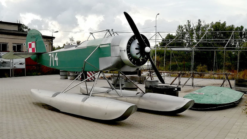 Replika samolotu Lublin R-XIII/hydro raz do roku jest wodowana na wody Zatoki, 14 lipca, na Święto Lotnictwa Morskiego