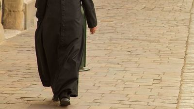 Prezydent zabrał order księdzu z pedofilskimi skłonnościami. Duchowny komentuje