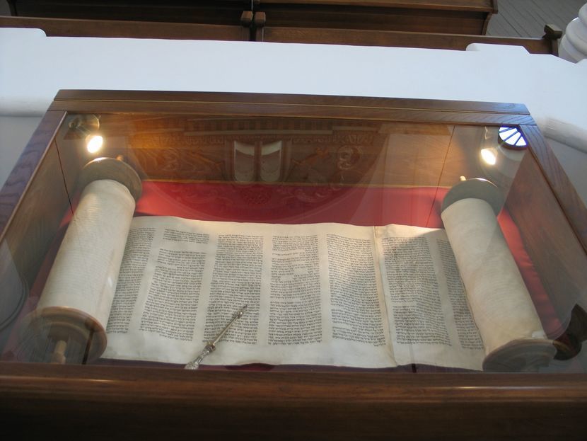 Zgodnie z konserwatorskim zaleceniami Tora, która po latach wróciła do włodawskiej Dużej Synagogi eksponowana jest w specjalnie przygotowanej gablocie