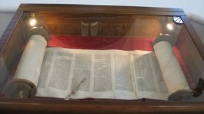 Zgodnie z konserwatorskim zaleceniami Tora, która po latach wróciła do włodawskiej Dużej Synagogi eksponowana jest w specjalnie przygotowanej gablocie