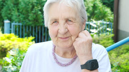 - Dzięki opasce będę miała świadomość, że w razie czego będzie jakaś pomoc. Mieszkam z córką, ale ona nie zawsze jest przy mnie, przecież musi pracować – mówi Krystyna Dziadosz