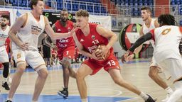 Kacper Borowski (z piłką) był jednym z jaśniejszych punktów Startu Lublin w trakcie Memoriału Zdzisława Niedzieli