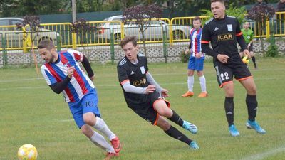 Kapitan Ruchu Izbica Michał Gałka (pierwszy z lewej) strzelił w meczu z Hetmanem Żółkiewka dwa gole