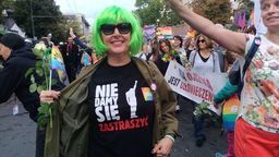 Idący w Marszu Równości nie słyszą armatek wodnych ani okrzyków kontrmanifestantów. Całą drogę dobrze się bawią