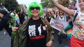 Idący w Marszu Równości nie słyszą armatek wodnych ani okrzyków kontrmanifestantów. Całą drogę dobrze się bawią