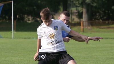 Mateusz Kowalewski (w białym stroju) to jeden z liderów Tęczy w tym sezonie. W sobotę jednak młody snajper zmarnował rzut karny

