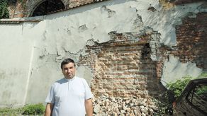 Lublin: Zabytkowy mur przy kościele się sypie. Parafia zbiera pieniądze