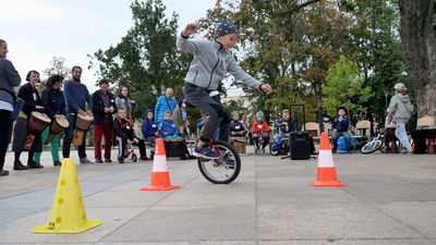 Jedne dzieci grały na bębnach, drugie śpiewały, jeszcze inne jeździły na monocyklach. Uczniowie z klasy III b Szkoły Podstawowej nr 18 występowali na pl. Litewskim, żeby pomóc spalonej placówce z ich dzielnicy. Ich rodzice zbierali do puszek pieniądze. We wtorek udało się zebrać 1547,26 zł