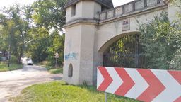 Ul. Grodzickiego to niepozorna, choć dość długa droga na skraju Ponikwody. Gruntowa uliczka wije się blisko Bystrzycy i oczyszczalni ścieków
