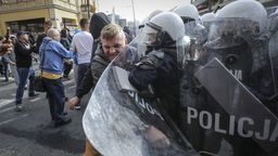 Marsz Równości w Lublinie. Tak policja poradziła sobie z nielegalną blokadą [wideo]