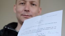 Na zdjęciu Piotr Halliop prezentuje treść przeprosin, które dostał od księdza. Było to dokładnie to, co zasądził sąd w klauzuli wykonalności, ani jednego słowa więcej