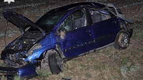 Powiat zamojski: Dachujący samochód kilkukrotnie koziołkował. Kierowca pijany