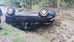 Stracił panowanie nad autem i wpadł do rowu. Auto dachowało
