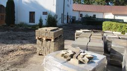 Trzeba uważać, teren przy parku odgrodzono siatką. Autem pod szkołę muzyczną nie podjedziemy