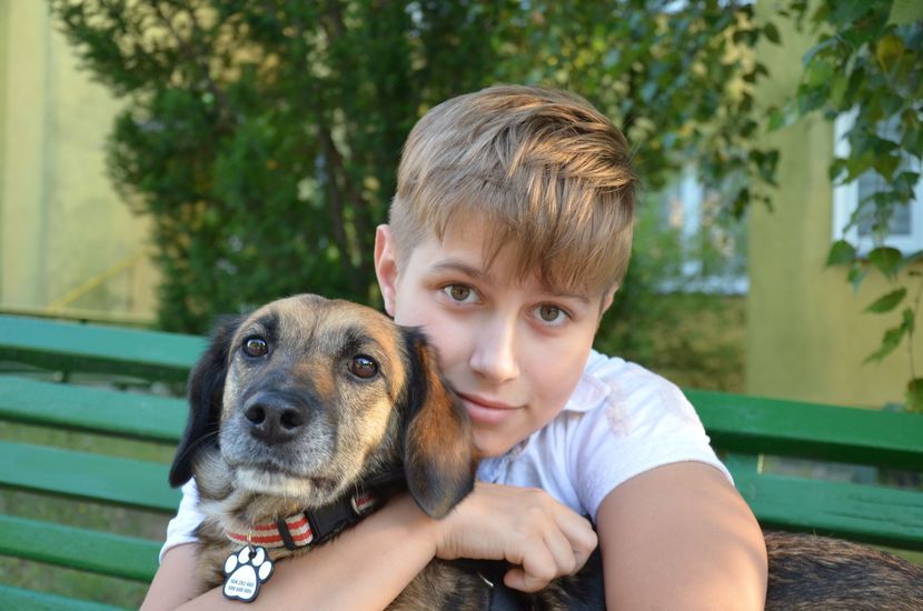 Adam ze swoim psem Jojo. 12-latek ma nieśmiertelnik, który ze względów bezpieczeństwa wykonali jego rodzice