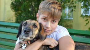 Adam ze swoim psem Jojo. 12-latek ma nieśmiertelnik, który ze względów bezpieczeństwa wykonali jego rodzice