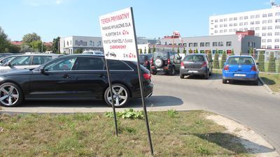 Parking przy sklepie Ela jest duży, ale właściciel umieścił tablicę z informacją, że to teren prywatny