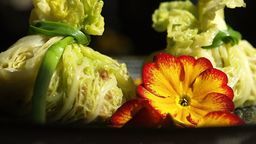 Gołąbki można zrobić na kształt sakiewek, przewiązanych szczypiorem