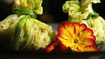 Gołąbki można zrobić na kształt sakiewek, przewiązanych szczypiorem