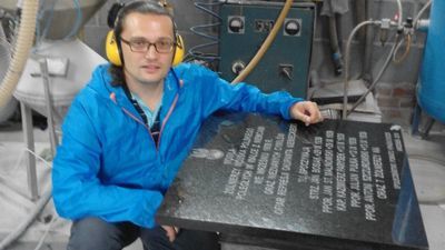 – Zabiegi o osłonięcie tablicy na pomniku zaczęły się w 2017 – mówi dr Dominik Szulc. Na nowej znajdą się zarówno nazwiska zidentyfikowanych żołnierzy WP jak też informacja o pochówku cywilnych ofiar