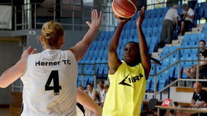 Alexis Peterson (z piłką) była jedną z wyróżniających się postaci w sparingach z niemieckim Herner TC.