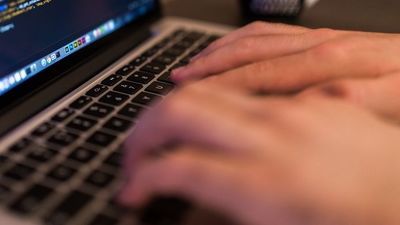 "To trza wysłać do obory albo do kanału". Urzędnik obrażał w internecie. Bezkarnie?