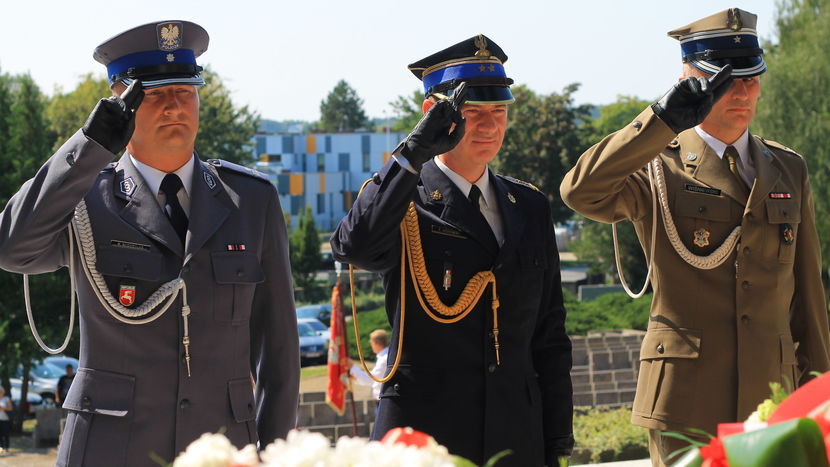 Komendant policji, z-ca komendanta straży oraz z-ca komendanta puławskiego WKU oddają cześć mieszkańcom Puław poległym w trakcie wojny