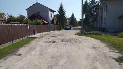 Przekoziołkował na motocyklu, bo nagle skończył mu się asfalt. Żadne znaki o tym nie ostrzegają