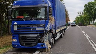 Lubelskie: Bele słomy leżały porozrzucane na drodze krajowej nr 17