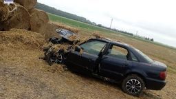 Kierowca audi zderzył się ze słomą na polu, trafił do szpitala