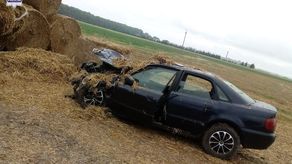 Kierowca audi zderzył się ze słomą na polu, trafił do szpitala