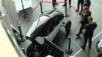 Spore zainteresowanie wśród uczestników kongresu wzbudza Triggo. Auto stoi na parterze budynku LCK